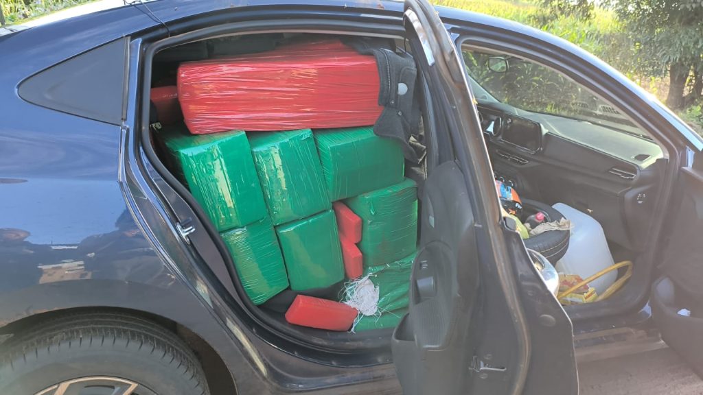 CARRO COM 700 KG DE MACONHA É APREENDIDO PELA POLÍCIA RODOVIÁRIA NO INTERIOR DE SP carro-com-700-kg-de-maconha-e-apreendido-pela-policia-rodoviaria-no-interior-de-sp